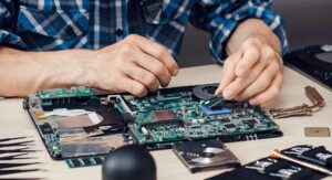 Beneficiile economice ale angajării de profesioniști pentru repararea computerelor